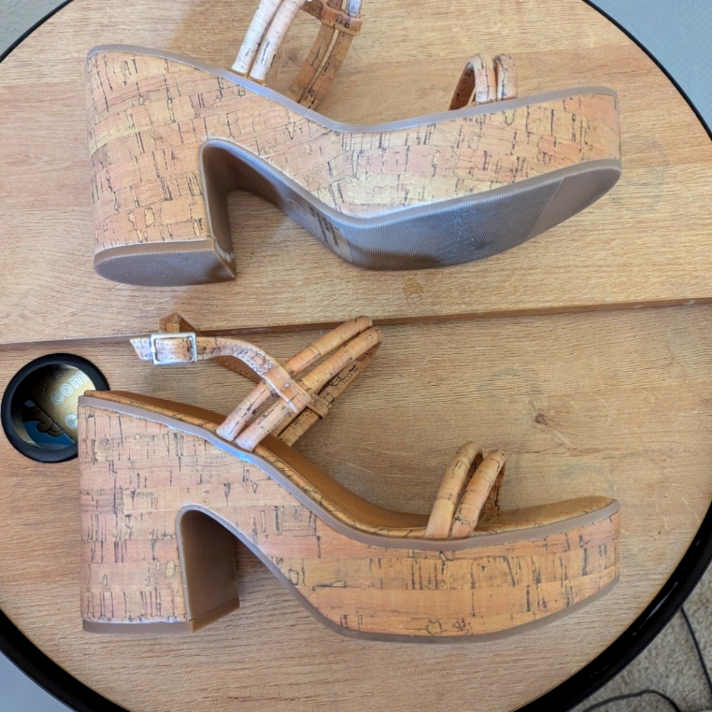 Universal Threads Wedges Size 8